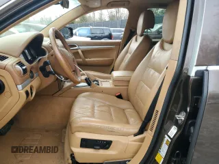 2009 Porsche Cayenne z VIN WP1AA29P79LA04909, wystawiony jako Copart lot #47720915 z przebiegiem 208 619 mil mil oraz Szkody całkowita. Historia ofert i sprzedaży dostępna na DreamBid. Obrazek 7.