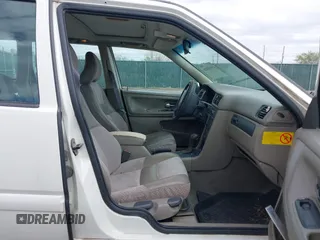 2000 Volvo V70 with VIN YV1LW61J5Y2685130, listed as a IAAI auction lot 41915016 with 222,386 mi miles. Bid and sale history available at carsss.com. Image 5.