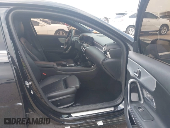 2021 Mercedes-Benz A 220 z VIN W1K3G4EB5MJ285990, wystawiony jako IAAI lot #41924555 z przebiegiem 45 187 mil mil oraz . Historia ofert i sprzedaży dostępna na DreamBid. Obrazek 5.