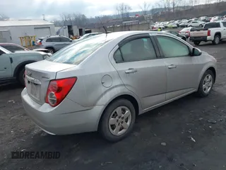 2014 Chevrolet Sonic LS z VIN 1G1JA5SG4E4144989, wystawiony jako IAAI lot #41638629 z przebiegiem 52 440 mil mil oraz . Historia ofert i sprzedaży dostępna na DreamBid. Obrazek 4.