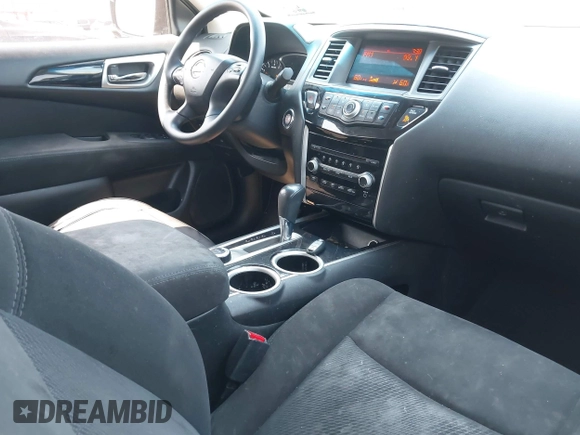 2014 Nissan Pathfinder S z VIN 5N1AR2MMXEC663371, wystawiony jako IAAI lot #42422226 z przebiegiem 141 844 mil mil oraz . Historia ofert i sprzedaży dostępna na DreamBid. Obrazek 5.