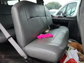 2013 Ford Econoline Passenger XL z VIN 1FBNE3BL9DDA08357, wystawiony jako IAAI lot #42526397 z przebiegiem 302 798 mil mil oraz . Historia ofert i sprzedaży dostępna na DreamBid. Obrazek 1.
