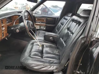 1986 Cadillac Fleetwood z VIN 1G6DW69YXG9739705, wystawiony jako Copart lot #74947294 z przebiegiem 53 213 mil mil oraz Nie do naprawy. Historia ofert i sprzedaży dostępna na DreamBid. Obrazek 7.