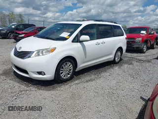 2011 Toyota Sienna XLE AAS z VIN 5TDYK3DC6BS172939, wystawiony jako IAAI lot #42111002 z przebiegiem 172 160 mil mil oraz . Historia ofert i sprzedaży dostępna na DreamBid. Obrazek 2.