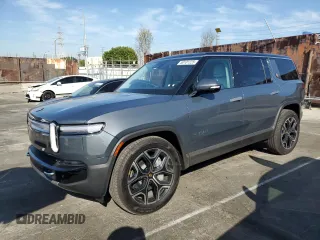 2025 Rivian R1S Adventure z VIN 7PDSGBBA7SN057297, wystawiony jako Copart lot #50101225 z przebiegiem 4864 mil mil oraz Szkody całkowita. Historia ofert i sprzedaży dostępna na DreamBid. Obrazek 1.