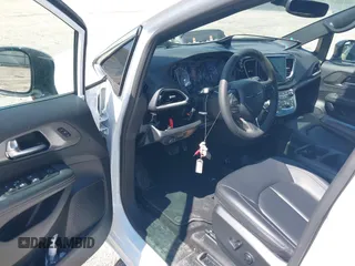 2025 Chrysler Pacifica Select with VIN 2C4RC1BG7SR509591, listed as a IAAI auction lot 42533235 with 19,520 mi miles and . Bid and sale history available at DreamBid. Image 19.