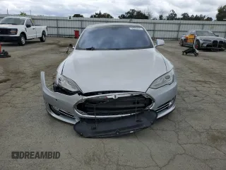 2014 Tesla Model S 60 z VIN 5YJSA1H11EFP43395, wystawiony jako Copart lot #54653845 z przebiegiem 120 180 mil mil oraz Szkoda całkowita • Salvage title. Historia ofert i sprzedaży dostępna na DreamBid. Obrazek 5.