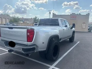 2020 Chevrolet Silverado 3500HD LTZ z VIN 1GC4YUEY8LF208936, wystawiony jako Copart lot #59998105 z przebiegiem 72 985 mil mil oraz Czysty tytuł • Clean title. Historia ofert i sprzedaży dostępna na DreamBid. Obrazek 4.