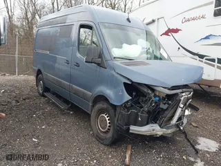 2019 Mercedes-Benz Sprinter Cargo Van with VIN WD4PF0CD5KT004774, listed as a IAAI auction lot 41262434 with 1 mi miles. Bid and sale history available at carsss.com. Image 1.