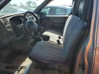 1998 Nissan Frontier XE z VIN 1N6DD21S8WC342950, wystawiony jako Copart lot #42089915 z przebiegiem Nie podano mil oraz Szkoda całkowita • Salvage title. Historia ofert i sprzedaży dostępna na DreamBid. Obrazek 7.
