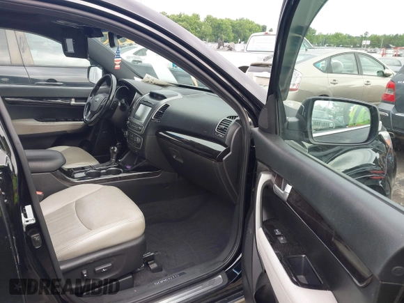 2014 Kia Sorento SX z VIN 5XYKWDA7XEG485405, wystawiony jako IAAI lot #42312938 z przebiegiem 169 728 mil mil oraz . Historia ofert i sprzedaży dostępna na DreamBid. Obrazek 5.