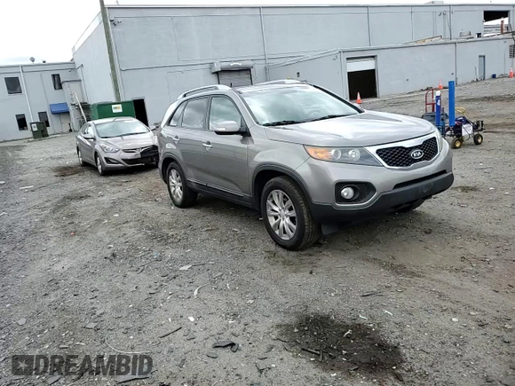 2011 Kia Sorento EX z VIN 5XYKU4A25BG002005, wystawiony jako Copart lot #56504425 z przebiegiem 192 744 mil mil oraz Szkoda całkowita • Salvage title. Historia ofert i sprzedaży dostępna na DreamBid. Obrazek 14.