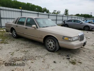 1997 Lincoln Town Car Signature z VIN 1LNLM82W8VY705599, wystawiony jako Copart lot #53096165 z przebiegiem 166 585 mil mil oraz Tytuł czysty. Historia ofert i sprzedaży dostępna na DreamBid. Obrazek 4.