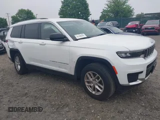 2023 Jeep Grand Cherokee Laredo z VIN 1C4RJKAG3P8729567, wystawiony jako IAAI lot #42190103 z przebiegiem 20 035 mil mil oraz . Historia ofert i sprzedaży dostępna na DreamBid. Obrazek 1.