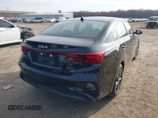 2024 Kia Forte LXS z VIN 3KPF24AD5RE840129, wystawiony jako IAAI lot #41824131 z przebiegiem 4 705 mil mil oraz . Historia ofert i sprzedaży dostępna na DreamBid. Obrazek 4.