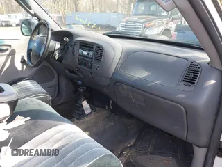 2004 Ford F-150 z VIN 2FTRF08W14CA09335, wystawiony jako IAAI lot #41620000 z przebiegiem 121 102 mil mil oraz . Historia ofert i sprzedaży dostępna na DreamBid. Obrazek 5.