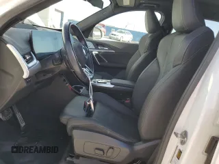 2023 BMW X1 xDrive28i z VIN WBX73EF07P5W78545, wystawiony jako Copart lot #54510885 z przebiegiem 15 197 mil mil oraz Szkoda całkowita • Salvage title. Historia ofert i sprzedaży dostępna na DreamBid. Obrazek 7.