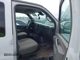 2019 Chevrolet Express Passenger LT z VIN 1GAZGPFG3K1364936, wystawiony jako IAAI lot #42137561 z przebiegiem 33 624 mil mil oraz . Historia ofert i sprzedaży dostępna na DreamBid. Obrazek 5.