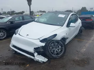 2024 Tesla Model Y Long Range z VIN 7SAYGDEEXRF230169, wystawiony jako IAAI lot #41723049 z przebiegiem Nie podano mil oraz . Historia ofert i sprzedaży dostępna na DreamBid. Obrazek 2.