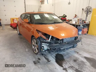 2016 Hyundai Veloster z VIN KMHTC6AD3GU273263, wystawiony jako IAAI lot #41352462 z przebiegiem 80 742 mil mil oraz . Historia ofert i sprzedaży dostępna na DreamBid. Obrazek 1.