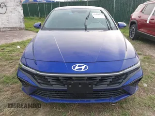 2024 Hyundai Elantra SEL z VIN KMHLS4DG2RU821902, wystawiony jako IAAI lot #41938643 z przebiegiem 6 381 mil mil oraz . Historia ofert i sprzedaży dostępna na DreamBid. Obrazek 6.
