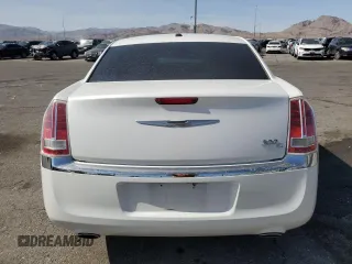 2012 Chrysler 300 C z VIN 2C3CCAET6CH195930, wystawiony jako Copart lot #54779835 z przebiegiem 103 022 mil mil oraz Szkoda całkowita • Salvage title. Historia ofert i sprzedaży dostępna na DreamBid. Obrazek 6.
