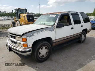 1998 Chevrolet Tahoe z VIN 1GNEK13R7WJ348565, wystawiony jako Copart lot #53375725 z przebiegiem 176 919 mil mil oraz Szkoda całkowita • Salvage title. Historia ofert i sprzedaży dostępna na DreamBid. Obrazek 1.