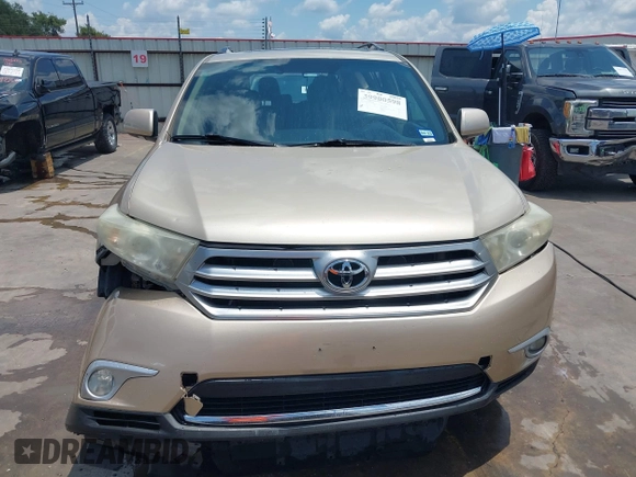 2011 Toyota Highlander z VIN 5TDBK3EH2BS042799, wystawiony jako IAAI lot #39900598 z przebiegiem 232 331 mil mil oraz . Historia ofert i sprzedaży dostępna na DreamBid. Obrazek 13.