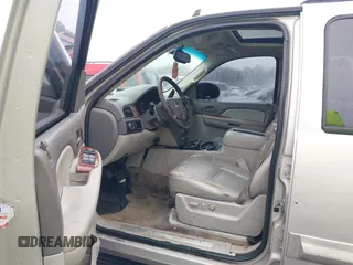 2008 GMC Yukon SLT w/4SB with VIN 1GKFC13J38R163765, listed as a IAAI auction lot 41568670 with 238,341 mi miles. Bid and sale history available at carsss.com. Image 5.