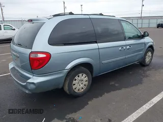 2005 Chrysler Town & Country LX with VIN 2C4GP44R85R192517, listed as a IAAI auction lot 41833718 with 223,663 mi miles. Bid and sale history available at carsss.com. Image 4.
