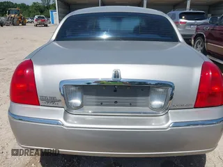 2008 Lincoln Town Car Limited z VIN 2LNHM82V78X632906, wystawiony jako IAAI lot #42247751 z przebiegiem 166 532 mil mil oraz . Historia ofert i sprzedaży dostępna na DreamBid. Obrazek 17.