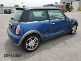 2005 MINI Hardtop z VIN WMWRC33575TJ72830, wystawiony jako Copart lot #53948105 z przebiegiem 121 751 mil mil oraz Szkoda całkowita • Salvage title. Historia ofert i sprzedaży dostępna na DreamBid. Obrazek 3.