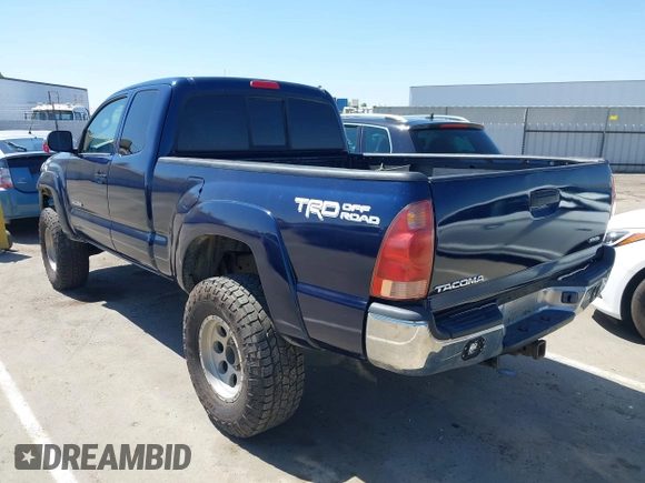 2005 Toyota Tacoma z VIN 5TEUU42N25Z099188, wystawiony jako IAAI lot #42179039 z przebiegiem 147 058 mil mil oraz . Historia ofert i sprzedaży dostępna na DreamBid. Obrazek 3.