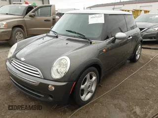 2006 MINI Hardtop z VIN WMWRC33506TK71183, wystawiony jako IAAI lot #41821227 z przebiegiem 87 958 mil mil oraz . Historia ofert i sprzedaży dostępna na DreamBid. Obrazek 2.
