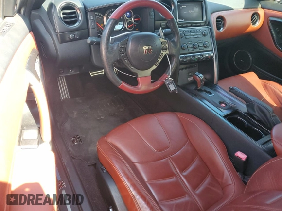2014 Nissan GT-R Premium z VIN JN1AR5EF0EM270336, wystawiony jako Copart lot #53300865 z przebiegiem 18 769 mil mil oraz Tytuł czysty. Historia ofert i sprzedaży dostępna na DreamBid. Obrazek 8.