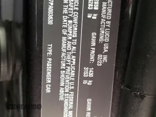 2023 Lucid Air Touring z VIN 50EA1TEA7PA003630, wystawiony jako Copart lot #50743355 z przebiegiem 9357 mil mil oraz Szkody całkowita. Historia ofert i sprzedaży dostępna na DreamBid. Obrazek 12.