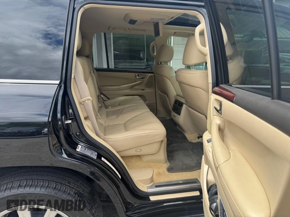 2011 Lexus LX 570 z VIN JTJHY7AX5B4082980, wystawiony jako Copart lot #58658775 z przebiegiem 236 563 mil mil oraz Czysty tytuł • Clean title. Historia ofert i sprzedaży dostępna na DreamBid. Obrazek 6.