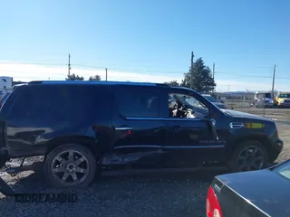 2008 Cadillac Escalade ESV z VIN 1GYFK66868R233774, wystawiony jako IAAI lot #41558263 z przebiegiem Nie podano mil oraz . Historia ofert i sprzedaży dostępna na DreamBid. Obrazek 13.