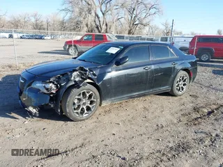 2017 Chrysler 300 S z VIN 2C3CCAGG1HH518935, wystawiony jako IAAI lot #41957362 z przebiegiem 102 454 mil mil oraz . Historia ofert i sprzedaży dostępna na DreamBid. Obrazek 2.
