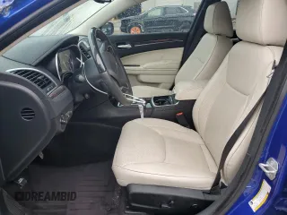 2019 Chrysler 300 Limited z VIN 2C3CCAEG4KH528739, wystawiony jako Copart lot #55757315 z przebiegiem 84 330 mil mil oraz Szkoda całkowita • Salvage title. Historia ofert i sprzedaży dostępna na DreamBid. Obrazek 7.