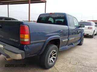 2000 Chevrolet Silverado 2500 LS z VIN 1GCFC29U5YE259603, wystawiony jako IAAI lot #42426550 z przebiegiem 229 438 mil mil oraz . Historia ofert i sprzedaży dostępna na DreamBid. Obrazek 6.