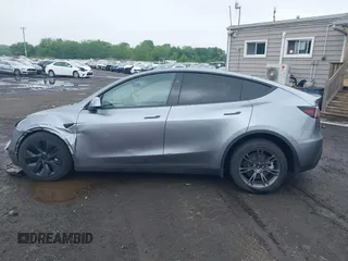 2024 Tesla Model Y Long Range z VIN 7SAYGDEE7RA300756, wystawiony jako IAAI lot #41922910 z przebiegiem 4 262 mil mil oraz . Historia ofert i sprzedaży dostępna na DreamBid. Obrazek 15.