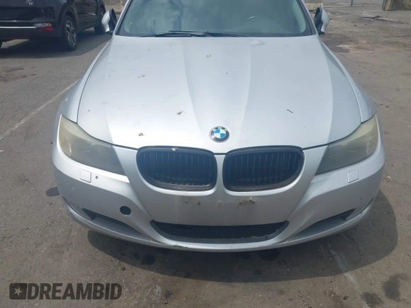 2011 BMW 3 Series 328i xDrive z VIN WBAPK5G5XBNN29191, wystawiony jako IAAI lot #42367812 z przebiegiem 155 821 mil mil oraz . Historia ofert i sprzedaży dostępna na DreamBid. Obrazek 6.