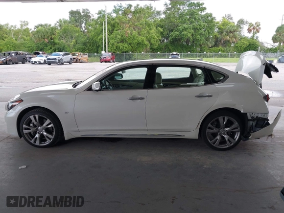 2018 Infiniti Q70 Luxe with VIN JN1BY1PP4JM330361, listed as a IAAI auction lot 42469866 with 69,986 mi miles and . Bid and sale history available at DreamBid. Image 14.