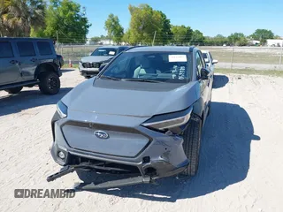 2024 Subaru Solterra Premium z VIN JTMABABA6RA063380, wystawiony jako IAAI lot #41825083 z przebiegiem 1 853 mil mil oraz . Historia ofert i sprzedaży dostępna na DreamBid. Obrazek 6.