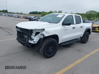 2024 Chevrolet Colorado 4WD Trail Boss z VIN 1GCPTEEK8R1242233, wystawiony jako IAAI lot #42364694 z przebiegiem 4 138 mil mil oraz . Historia ofert i sprzedaży dostępna na DreamBid. Obrazek 2.