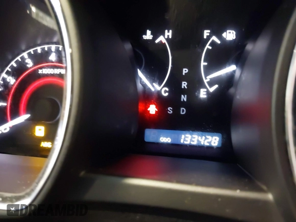 2011 Toyota Highlander z VIN 5TDBK3EH5BS072184, wystawiony jako IAAI lot #41549319 z przebiegiem 133 428 mil mil oraz . Historia ofert i sprzedaży dostępna na DreamBid. Obrazek 7.