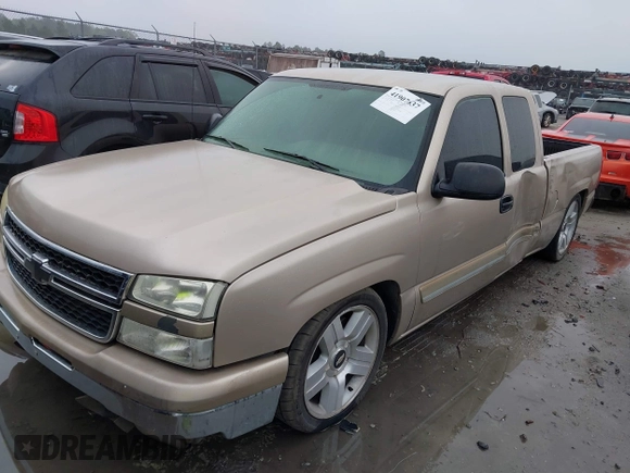 2006 Chevrolet Silverado 1500 LT1 with VIN 2GCEC19Z361305574, listed as a IAAI auction lot 41907637 with 201,973 mi miles. Bid and sale history available at carsss.com. Image 2.