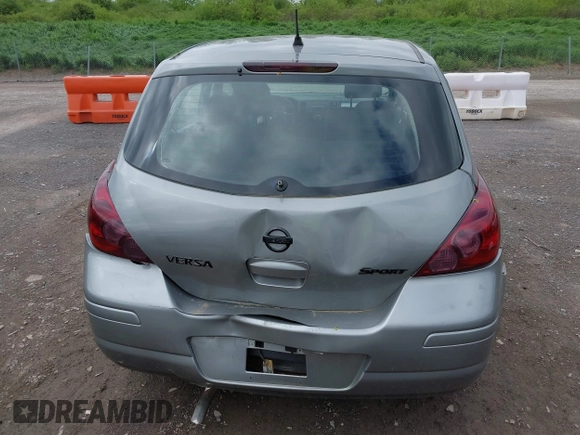 2012 Nissan Versa S z VIN 3N1BC1CP7CK800017, wystawiony jako IAAI lot #42270666 z przebiegiem 152 790 mil mil oraz . Historia ofert i sprzedaży dostępna na DreamBid. Obrazek 16.