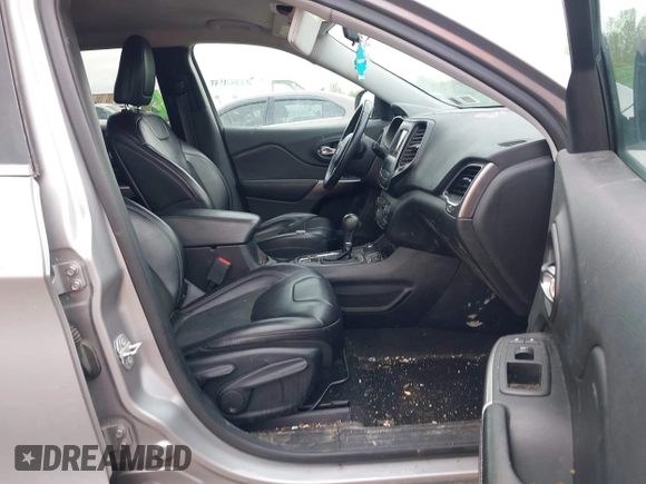 2019 Jeep Cherokee Latitude Plus z VIN 1C4PJMLB9KD287978, wystawiony jako IAAI lot #42228505 z przebiegiem 207 539 mil mil oraz . Historia ofert i sprzedaży dostępna na DreamBid. Obrazek 5.
